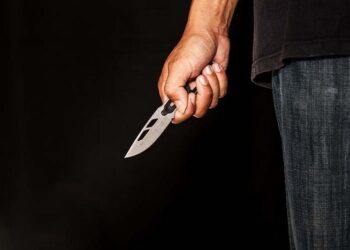 Ножові поранення у сутичці чоловіків: Шосткинські поліцейські вручили підозру 20-річному кривднику