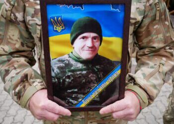 ОСІННІМИ СЛЬОЗАМИ ПЛАЧЕ НЕБО: РОМЕНСЬКА ГРОМАДА ПРОВЕЛА В ОСТАННЮ ПУТЬ ЗАХИСНИКА УКРАЇНИ КОСТЯНТИНА БАБЕНКА