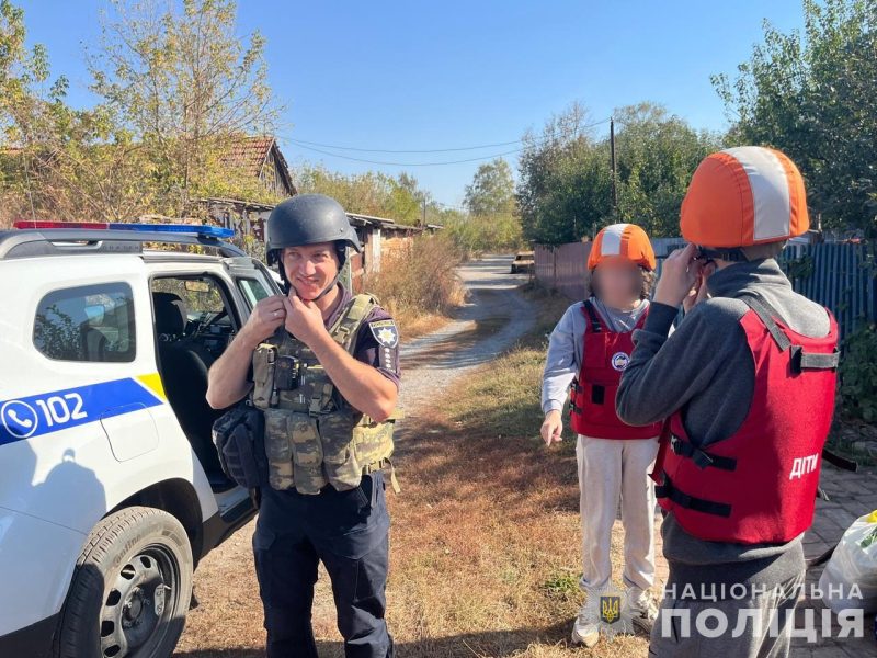 Поліцейські евакуювали на Роменщину дві родини з прикордонного села