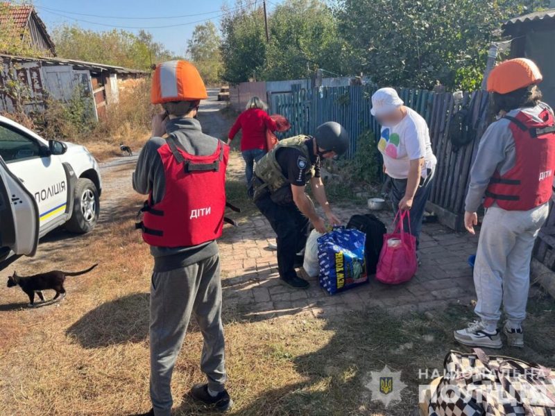 Поліцейські евакуювали на Роменщину дві родини з прикордонного села