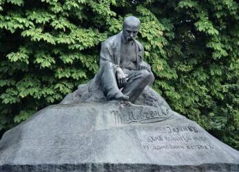 РІЧНИЦЯ ВСТАНОВЛЕННЯ В М. РОМНИ ПЕРШОГО В УКРАЇНІ ПАМ’ЯТНИКА ТАРАСУ ШЕВЧЕНКУ﻿
