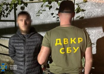 СБУ затримала дезертира, який на замовлення російської розвідки коригував удари по Сумській області