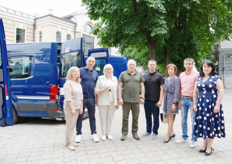 Шосткинська громада отримала «Соціальне таксі» від німецьких благодійників