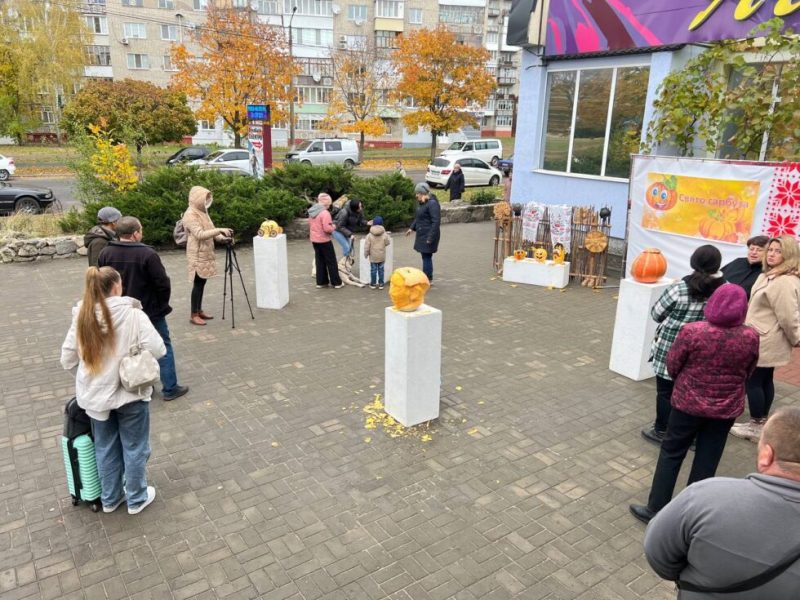 Шосткинський артцентр відкрив фотозону з майстер-класами в День гарбуза + фото