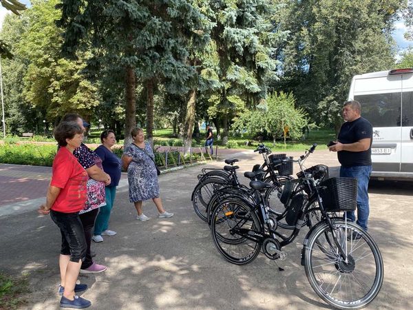 Соцробітники прикордонної громади Шосткинщини отримали від благодійників сучасні електровелосипеди