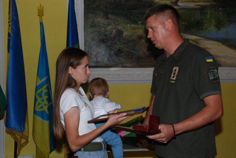 Сьогодні у Шостці вручили Орден «За мужність» (посмертно) головному сержанту, прикордоннику Максиму Кудряшову