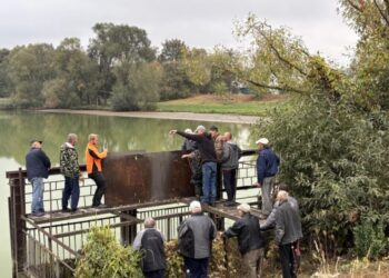 У Клишках неспокійно, ледь не дійшло до бійки: люди виступили проти того, щоб орендар спускав став + Фото