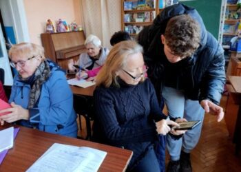 У Конотопі пенсіонери продовжують вивчати основи цифрової грамотності