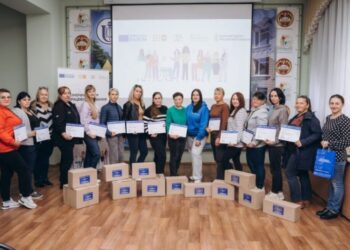 У Конотопі випускницям прикладних курсів Жіночого центру працевлаштування вручили сертифікати та стартові набори