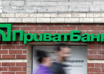 У “ПриватБанку” посеред тижня подешевшав долар