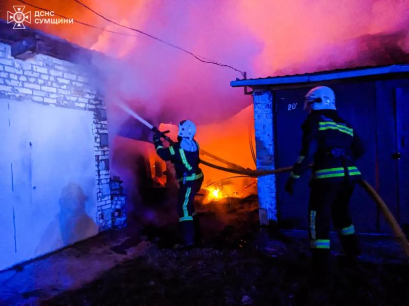 У Шостці з палаючих гаражів вдалося врятувати 2 легковика та вберегти від знищення вогнем 10 гаражів і будівлю (+відео)