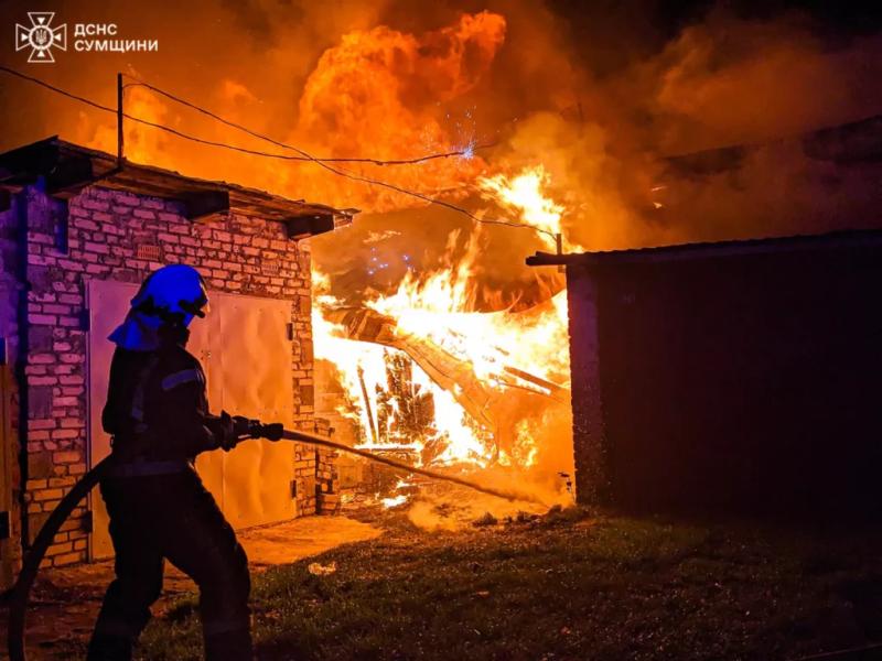 У Шостці з палаючих гаражів вдалося врятувати 2 легковика та вберегти від знищення вогнем 10 гаражів і будівлю (+відео)