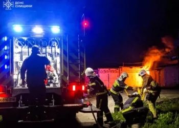 У Шостці з палаючих гаражів вдалося врятувати 2 легковика та вберегти від знищення вогнем 10 гаражів і будівлю (+відео)