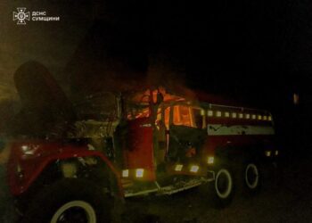 У Шосткинському районі ворог атакував рятувальників: через повторний удар пошкоджено пожежний автомобіль + Фото