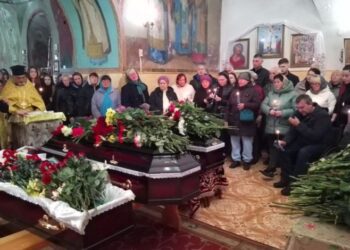 У Сумах простилися з загиблими членами родини, яких вбив російський безпілотник