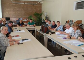 У зв’язку з мобілізацією чоловіків, водіїв автобусів, автошколи Шостки перевчать жінок для керування громадським транспортом: одне з питань засідання членів виконкому (+ відео)