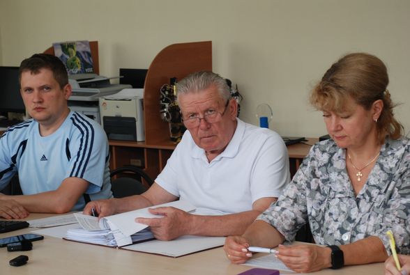 У зв’язку з мобілізацією чоловіків, водіїв автобусів, автошколи Шостки перевчать жінок для керування громадським транспортом: одне з питань засідання членів виконкому (+ відео)