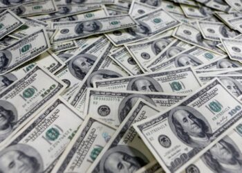Українці бояться обвалу гривні: експерти дали поради, купувати чи продавати долар зараз
