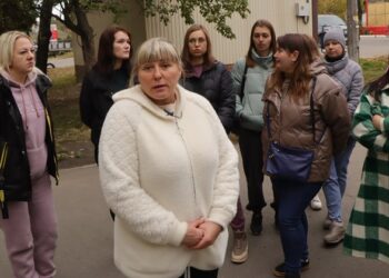 В Охтирці батьки вихованців дитячого садочка вийшли на пікет проти скорочення у закладі