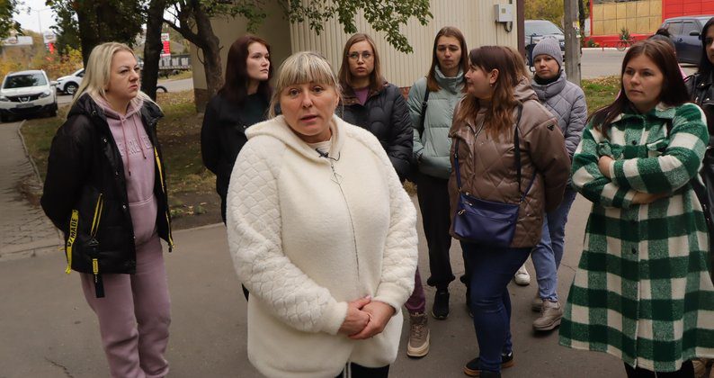 В Охтирці батьки вихованців дитячого садочка вийшли на пікет проти скорочення у закладі