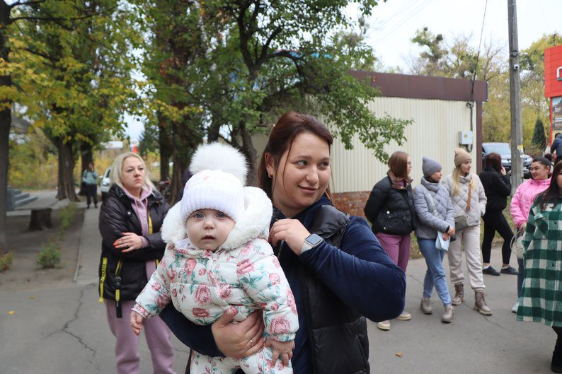 В Охтирці батьки вихованців дитячого садочка вийшли на пікет проти скорочення у закладі