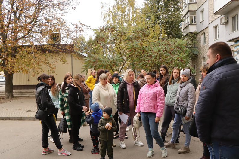 В Охтирці батьки вихованців дитячого садочка вийшли на пікет проти скорочення у закладі