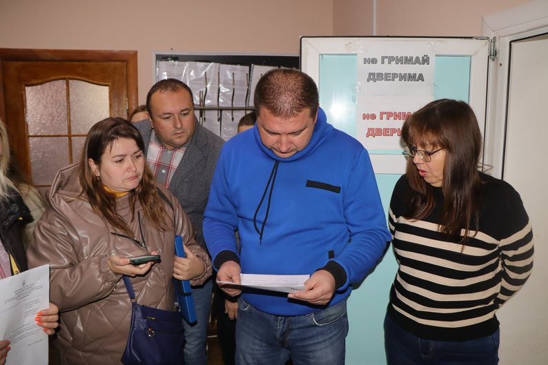 В Охтирці батьки вихованців дитячого садочка вийшли на пікет проти скорочення у закладі