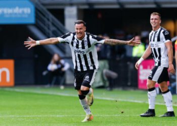 ВІДЕО. Форвард з одного дотику забив супергол у ворота Аякса із центру поля