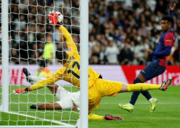 ВІДЕО. У матчі Реал – Барселона голкіпер зробив фантастичний сейв. Є нюанс