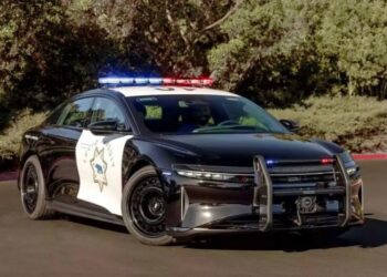 Поліція тестує електричний суперкар Lucid Air