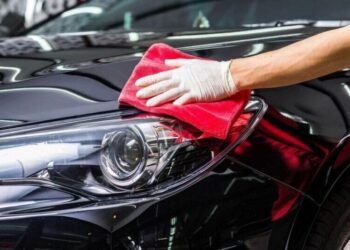 Досвідчений автомийник пояснив, у чому господарське мило краще за професійні шампуні