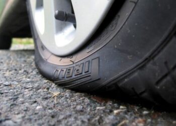 Як без манометра перевірити тиск у шинах автомобіля