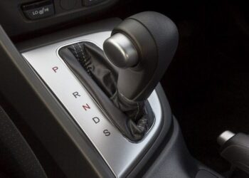 Ви все життя їздили на «автоматі» неправильно: механік вказав на типові помилки водіїв