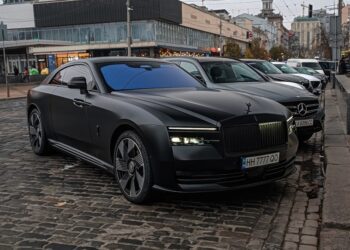 У Києві помітили новий розкішний електрокар Rolls-Royce (ФОТО)