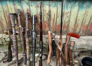 У Конотопському районі правоохоронці викрили чоловіка у незаконному зберіганні зброї