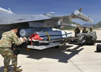 Reuters: США можуть передати Україні далекобійні ракети JASSM