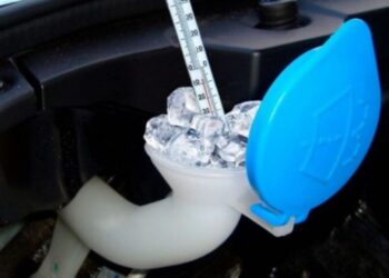 Що робити, якщо замерз бачок омивача взимку: практичні поради для автомобілістів