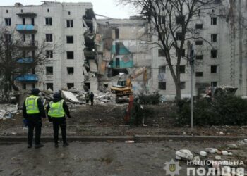 У Глухові правоохоронці завершили пошуково-рятувальну операцію на місці ворожого влучання