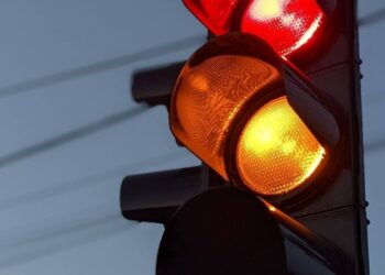 В Україні хочуть штрафувати за проїзд на жовтий сигнал світлофора: що варто знати