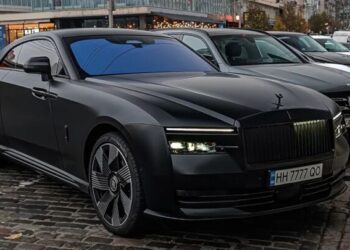 У Києві помітили новий електрокар Rolls-Royce в цікавих кольорах (ФОТО)