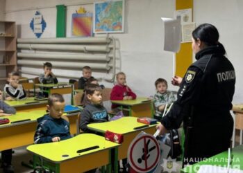 Конотопські поліцейські продовжують навчати дітей правилам безпеки