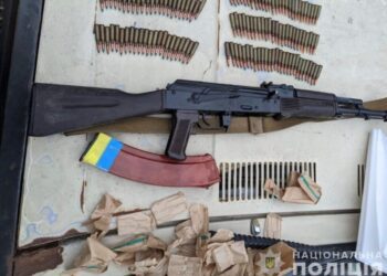 Конотопські поліцейські викрили чоловіка, який незаконно зберігав автомат та патрони