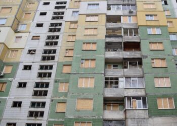 На місці недільного ворожого удару в Сумах закрили майже всі вибити вікна та балкони