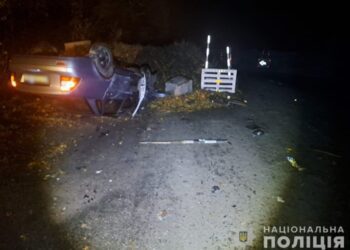 На Сумщині автівка врізалася в габіон: водій і пасажир травмовані