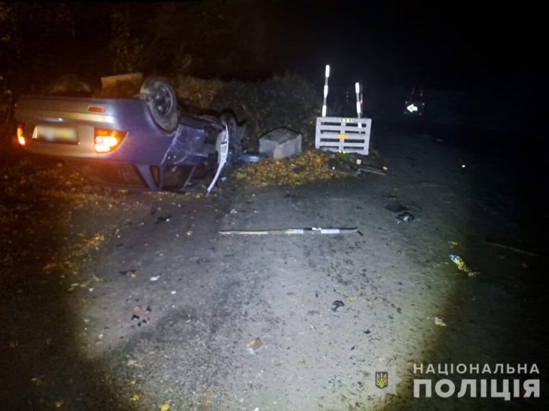 На Сумщині автівка врізалася в габіон: водій і пасажир травмовані