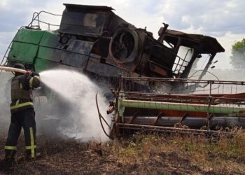 На Сумщині окупанти атакували дроном комбайн під час збирання урожаю – загинув комбайнер, йогопомічник поранений