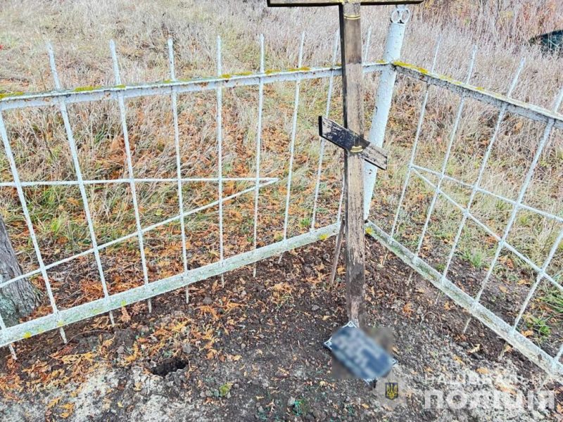 На Сумщині поліцейські викрили жінку, яка скоїла наругу над могилами