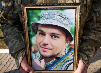 НАЗАВЖДИ В СТРОЮ: РОМЕНСЬКА ГРОМАДА ПРОВЕЛА В ОСТАННЮ ПУТЬ ГЕРОЯ УКРАЇНИ ЮРІЯ СОЧКУ