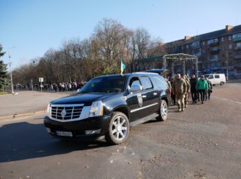 НАЗАВЖДИ В СТРОЮ: РОМЕНСЬКА ГРОМАДА ПРОВЕЛА В ОСТАННЮ ПУТЬ ГЕРОЯ УКРАЇНИ ЮРІЯ СОЧКУ