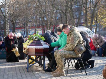 НАЗАВЖДИ В СТРОЮ: РОМЕНСЬКА ГРОМАДА ПРОВЕЛА В ОСТАННЮ ПУТЬ ГЕРОЯ УКРАЇНИ ЮРІЯ СОЧКУ